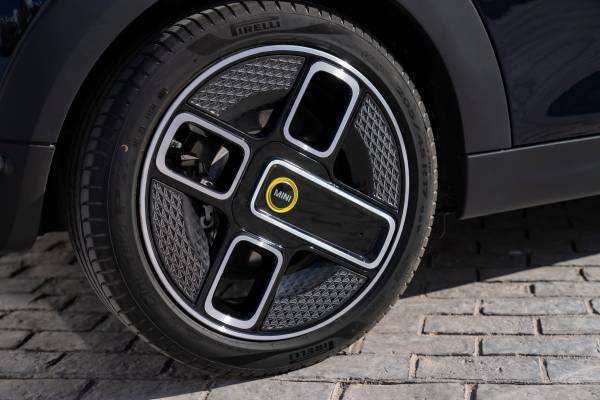 Premiere mit dem ersten vollelektrischen MINI Cooper SE Cabrio:  Leichtmetallräder aus 100 Prozent Sekundäraluminium.