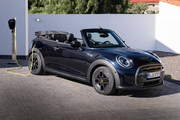 Premiere of the first fully electric MINI Cooper SE Convertible: alloy  wheels made from 100 percent recycled aluminium.