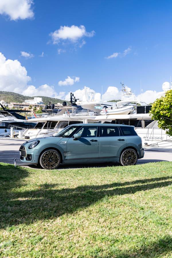 POSTCARD STORY. THE MINI COOPER S CLUBMAN ALL4.