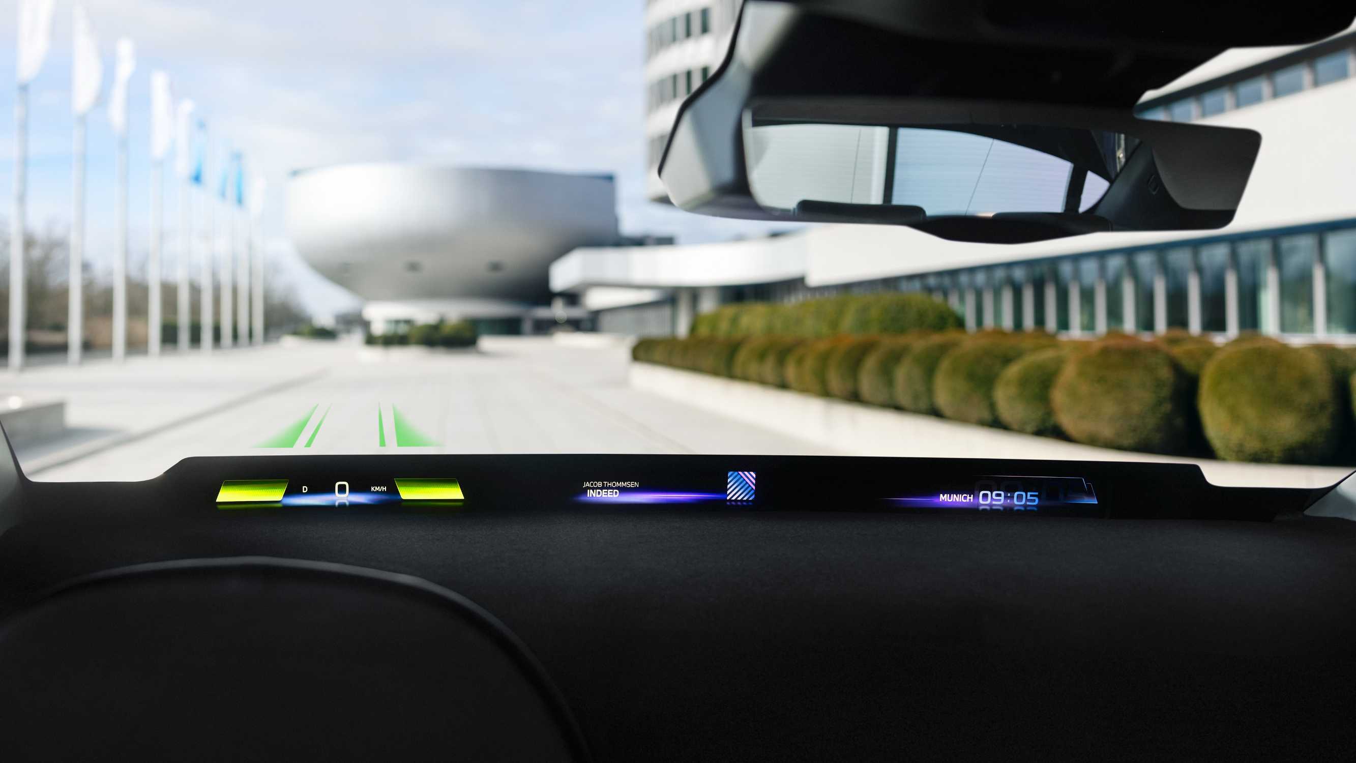 BMW Panoramic Vision: Il nuovo head-up display che copre l'intera larghezza  del parabrezza sarà prodotto in serie nel 2025.