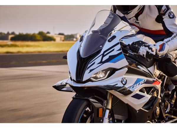 BMW S1000RR 2022 traz kit M de série e novas cores