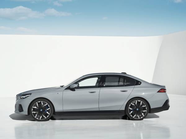 Der neue BMW i5 eDrive40 im Studio - Still (05/2023).
