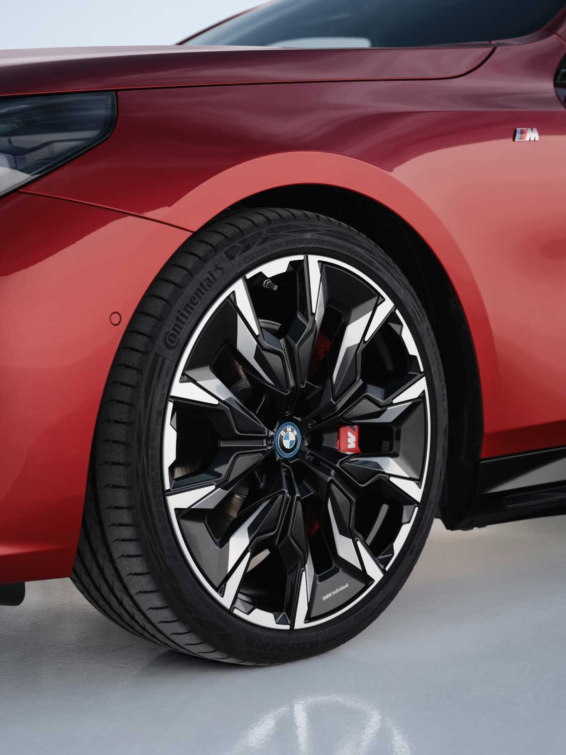 The new BMW i5 M60 xDrive in the studio - Close-up (05/2023).