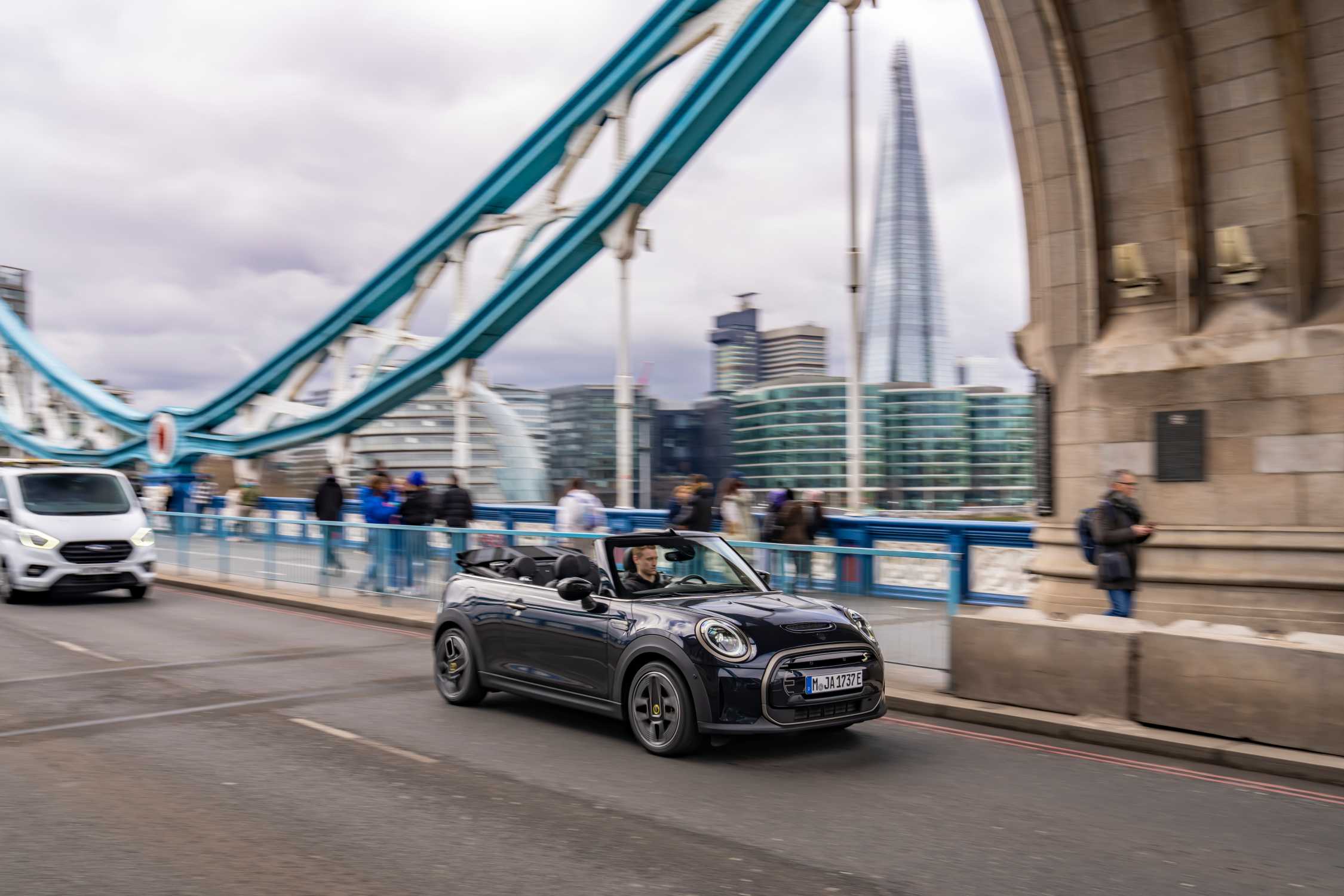 A trip through London in the MINI Cooper SE Convertible.