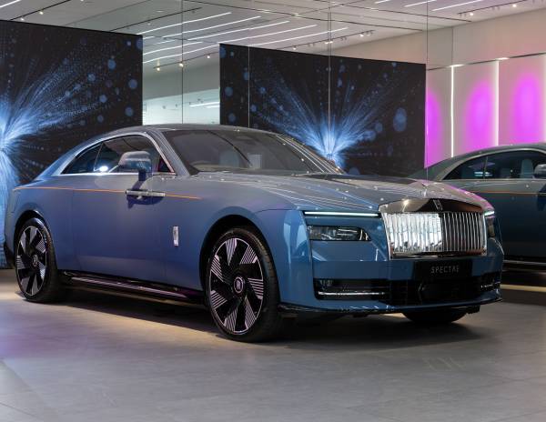 Siêu xe RollsRoyce New Ghost và bộ ảnh chu du khắp thế giới