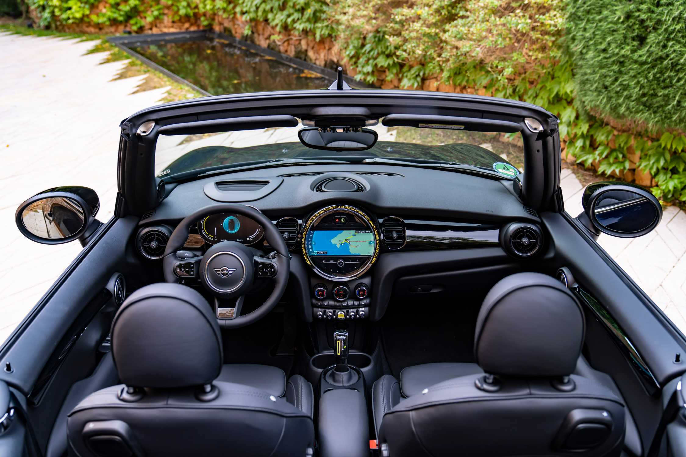 MINI Cooper SE Cabrio Enigmatic Black (07/2023).