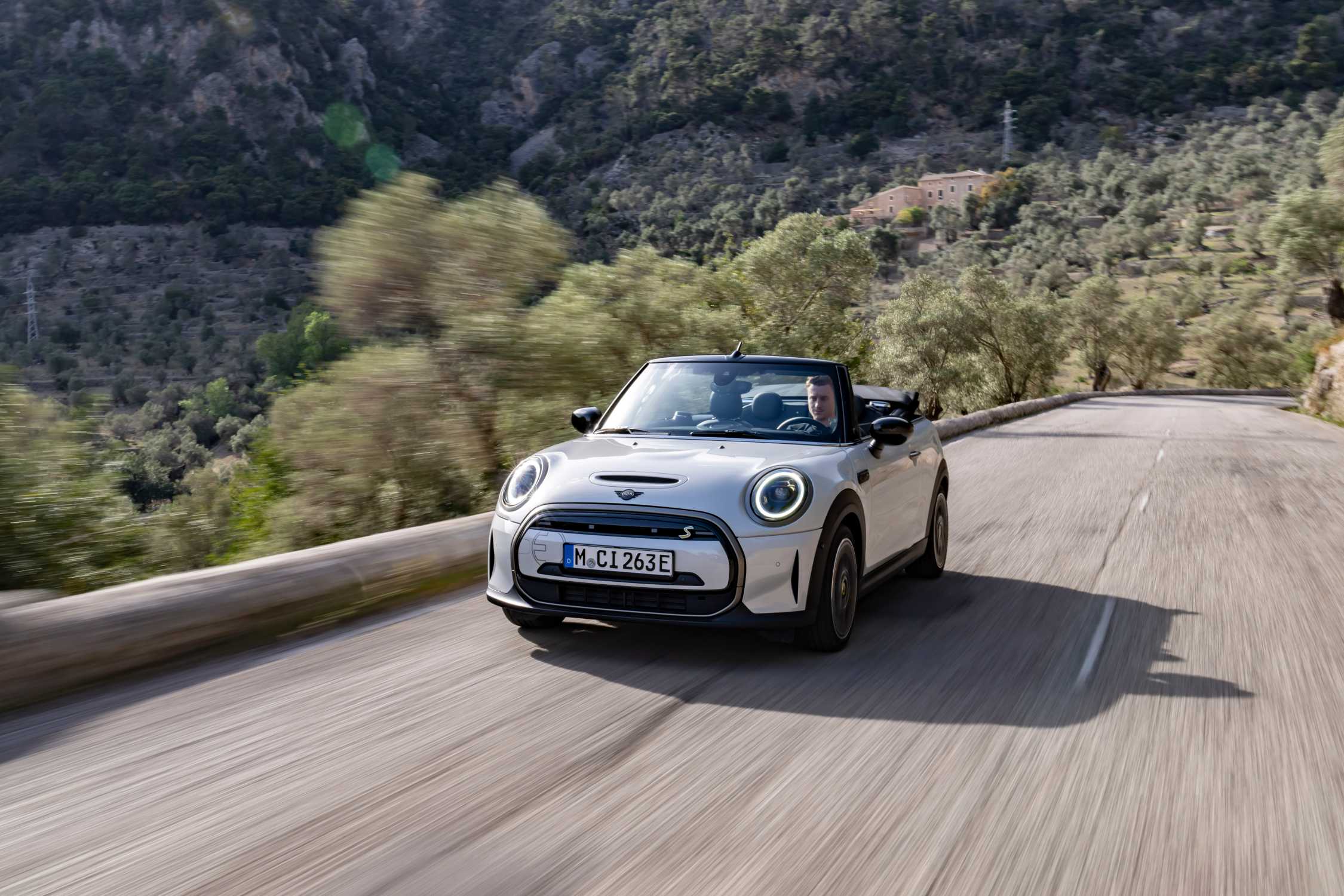 MINI Cooper SE Cabrio White Silver (07/2023).