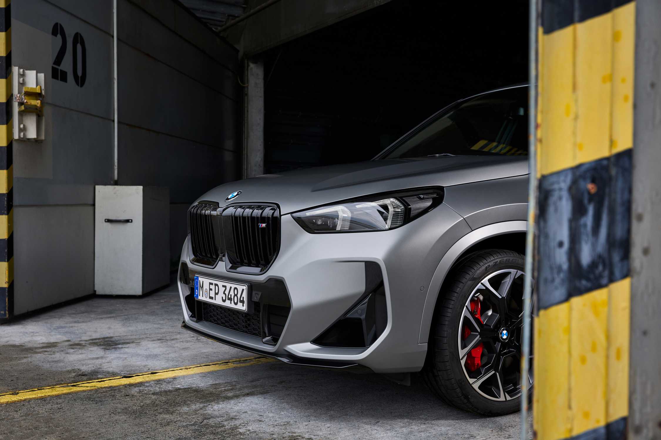 BMW X1 M35i, M Frozen Pure Grey Metallic, Rim 20“ Styling 872M (06/2023).