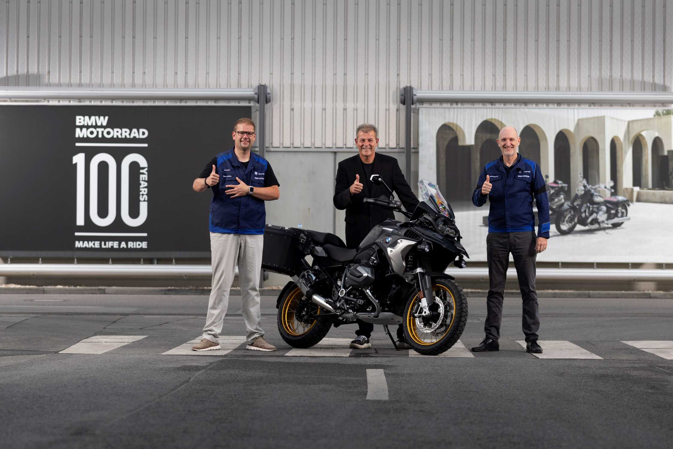 https://mediapool.bmwgroup.com/cache/P9/202306/P90511325/P90511325-bmw-motorrad-celebrates-one-millionth-gs-with-boxer-engine-markus-kapitzke-chairman-of-the-works-cou-2248px.jpg