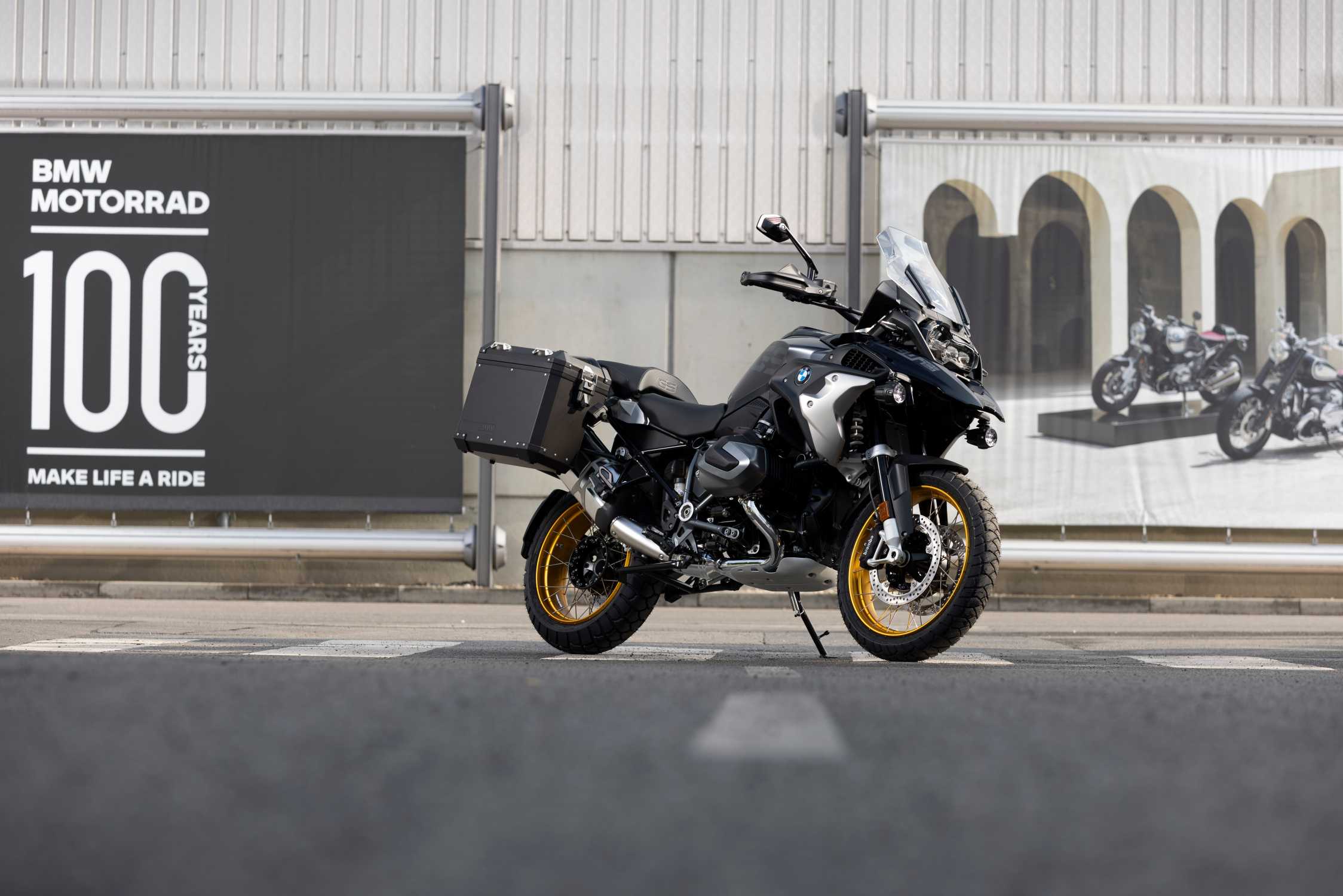 BMW Motorrad celebrates one millionth GS with boxer engine. (06/2023)