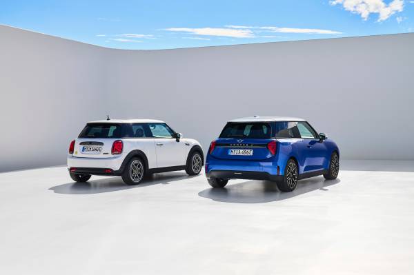 First Comparison: The Electric J01 MINI Cooper SE vs The Petrol