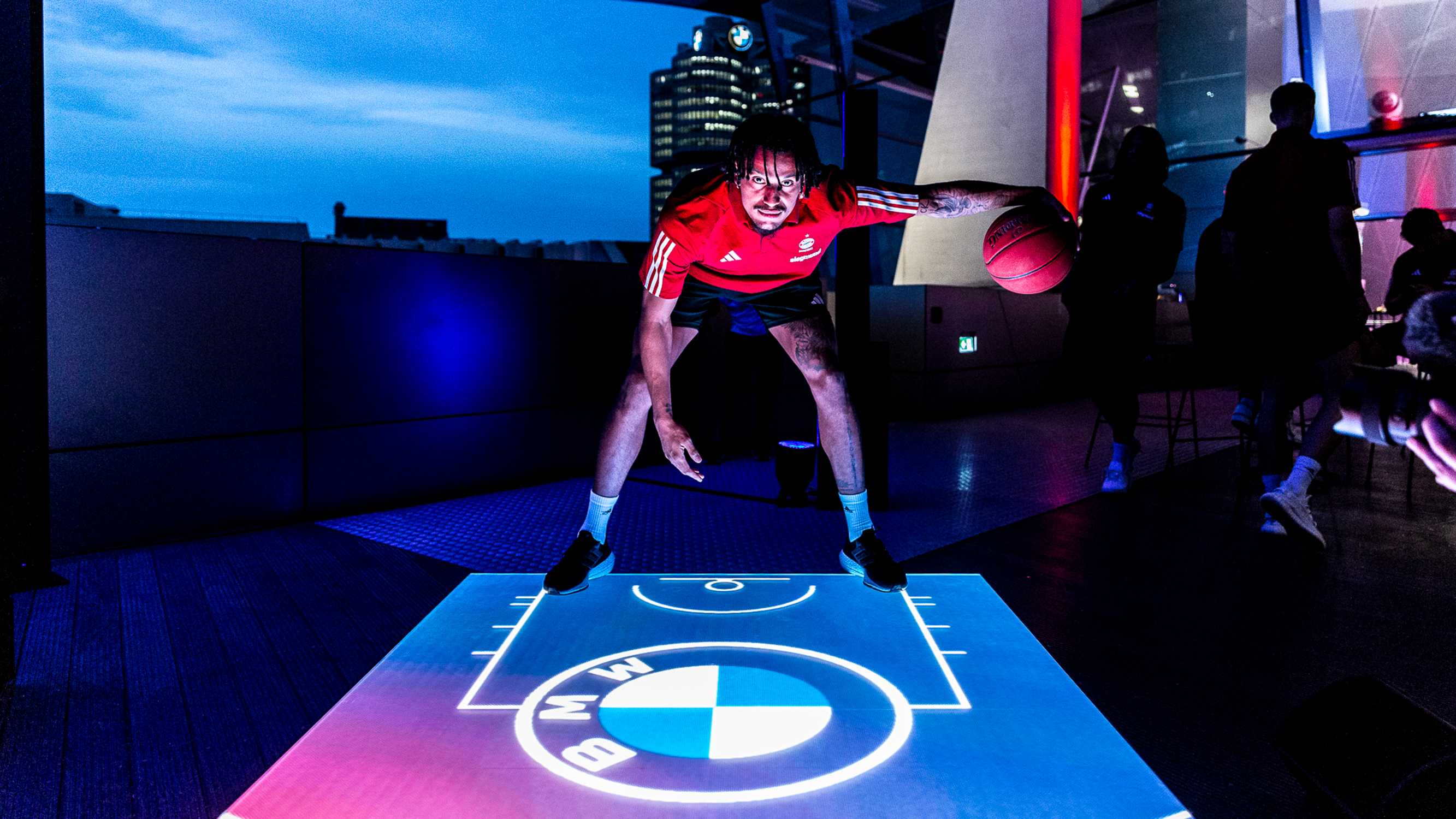Premiere im BMW Park Saisonauftakt des FC Bayern München Basketball auf revolutionärem Hightech-Videosportboden.