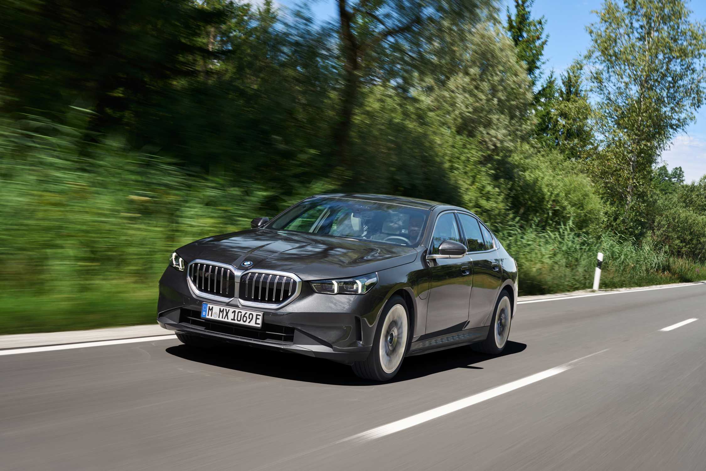 Electrification completed: New BMW 5 Series Sedan now also available with plug-in hybrid drive.