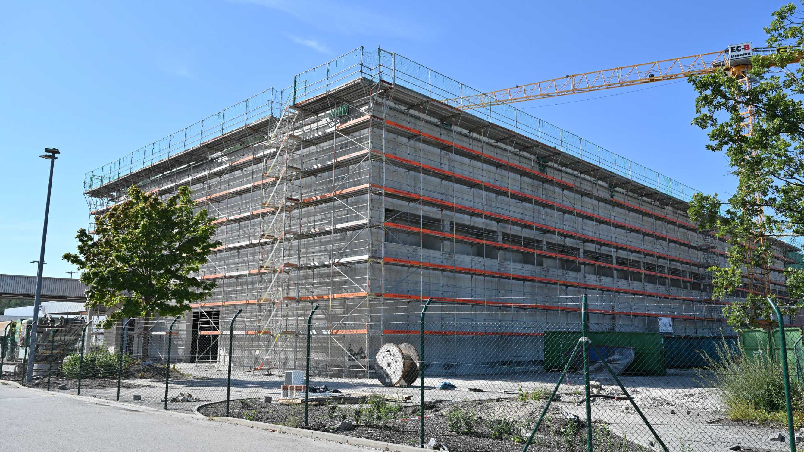 : Halle mit Geschichte: Einst für eine Wiederaufbereitungsanlage vorgesehen, wird das Gebäude 80 nun zum Symbol des BMW Group Standorts Wackersdorf. (09/2023)