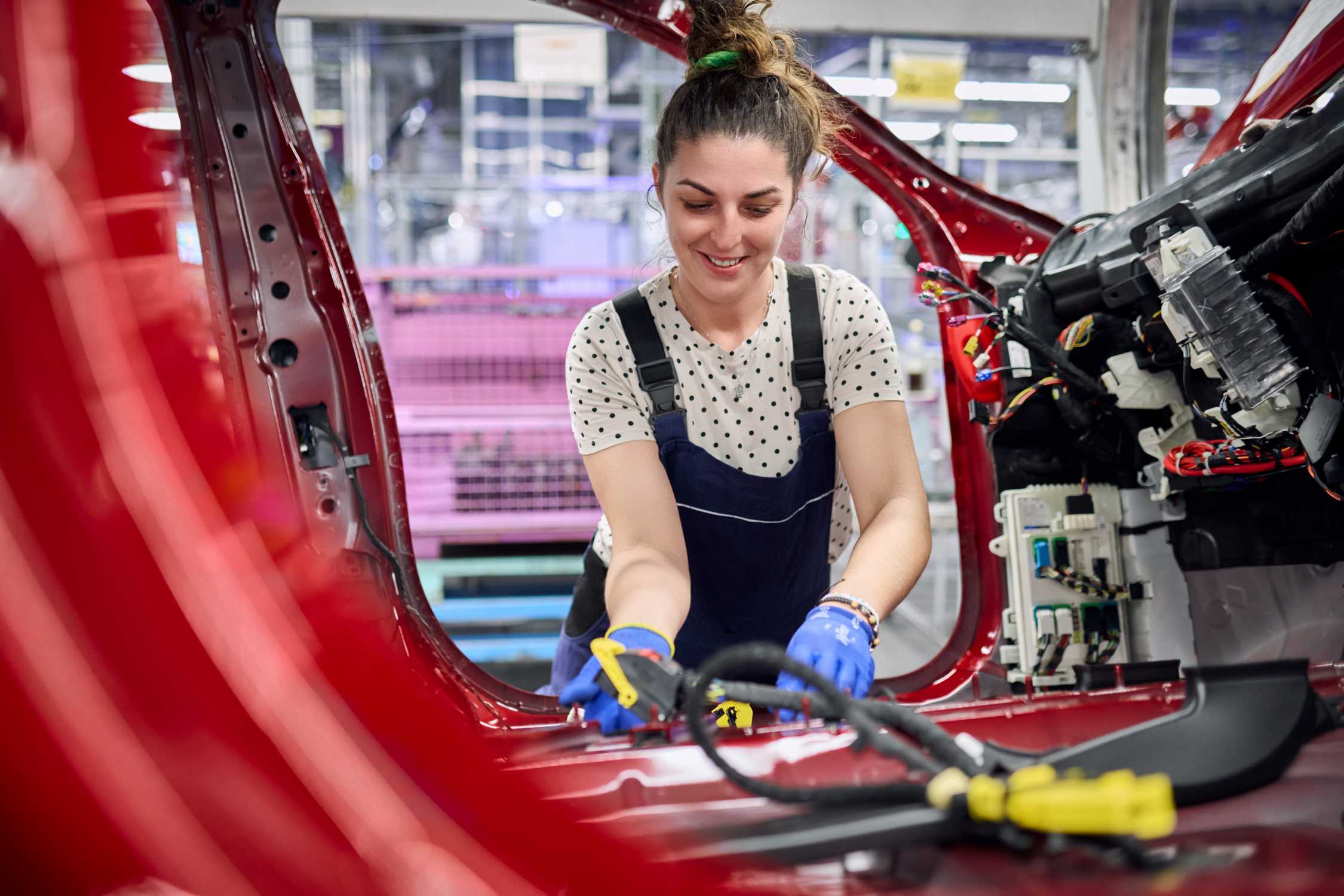 Produktion des neuen BMW iX2 im BMW Group Werk Regensburg – Fahrzeugmontage (10/2023)