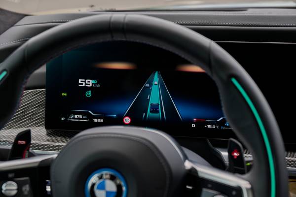 https://mediapool.bmwgroup.com/cache/P9/202311/P90531328/P90531328-visualisation-in-the-information-display-when-personal-pilot-is-activated-600px.jpg