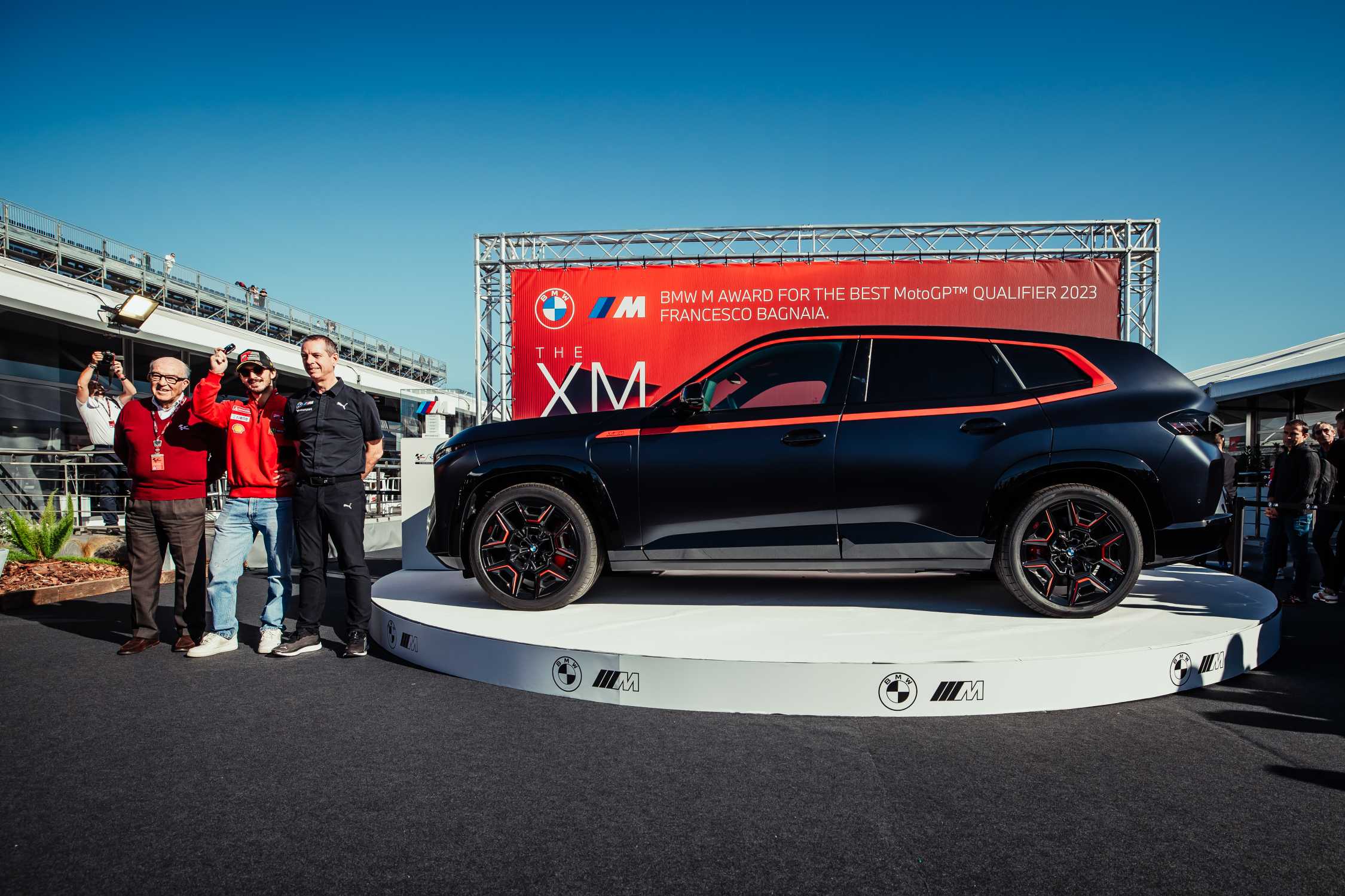 Francesco Bagnaia vuelve a ganar el BMW M Award al presentar el nuevo BMW XM Label Red Safety Car.