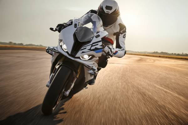 https://mediapool.bmwgroup.com/cache/P9/202312/P90533676/P90533676-bmw-motorrad-clothing-collection-2024-12-2023-600px.jpg