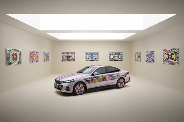 Art Meets Innovation: The BMW i5 Flow NOSTOKANA.