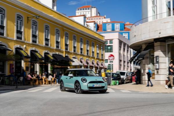 The new MINI Cooper S in Classic Trim: Sporty performance and