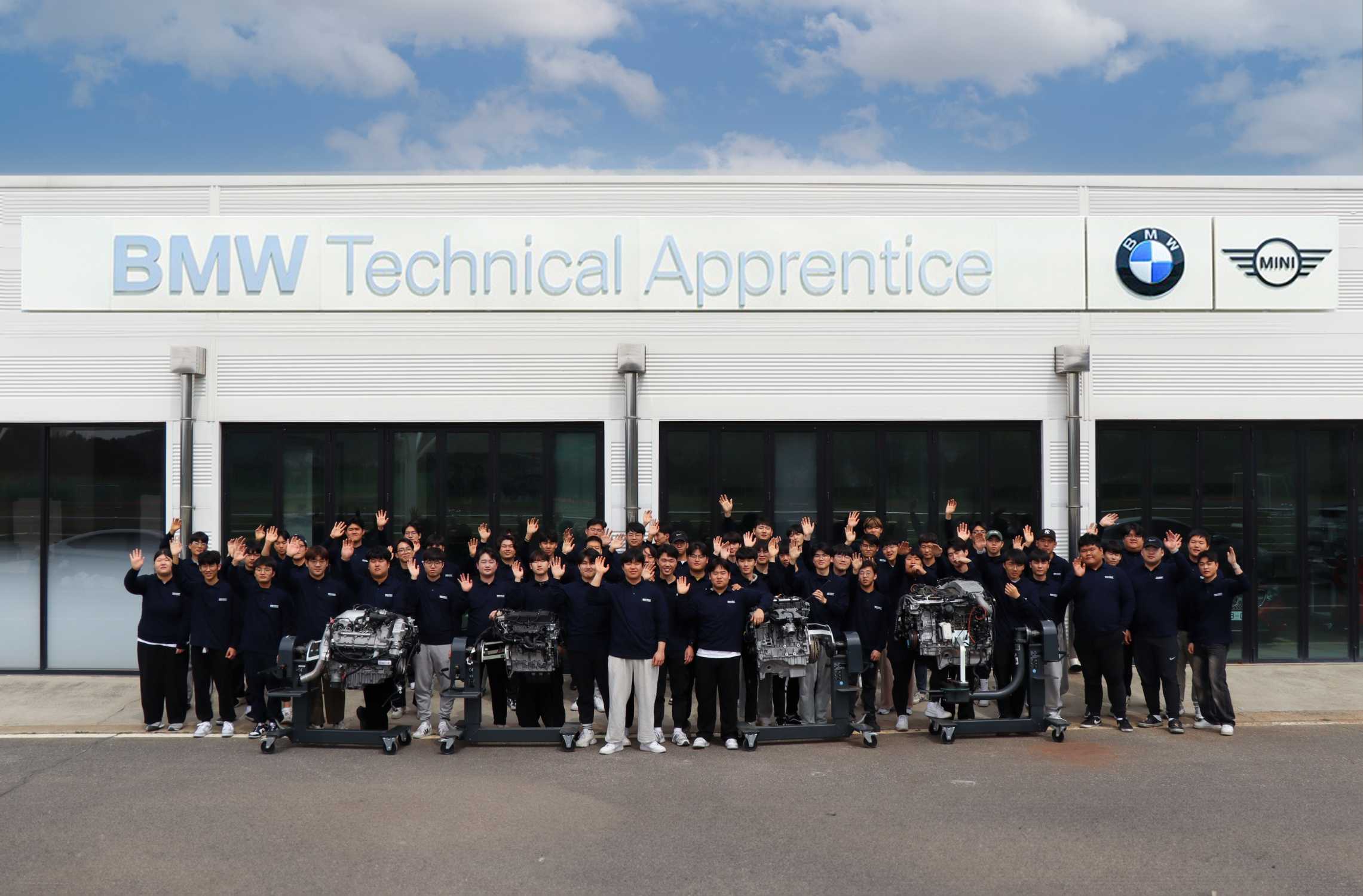 BMW Group Korea to deliver four engines to Ajou Motor College (04/2024)