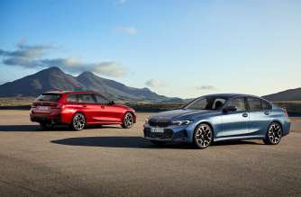 The new BMW 330i Sedan – Arctic Race Blue metallic, 19” wheel styling 995M (05/2024), The new BMW 330e Touring - Fire Red metallic, 19” wheel styling 1038i (05/2024)