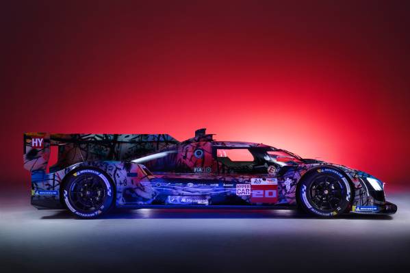 世界に一つだけの「BMWアート・カー」、日本で初展示 世界に一つだけの「BMWアート・カー」、日本で初展示