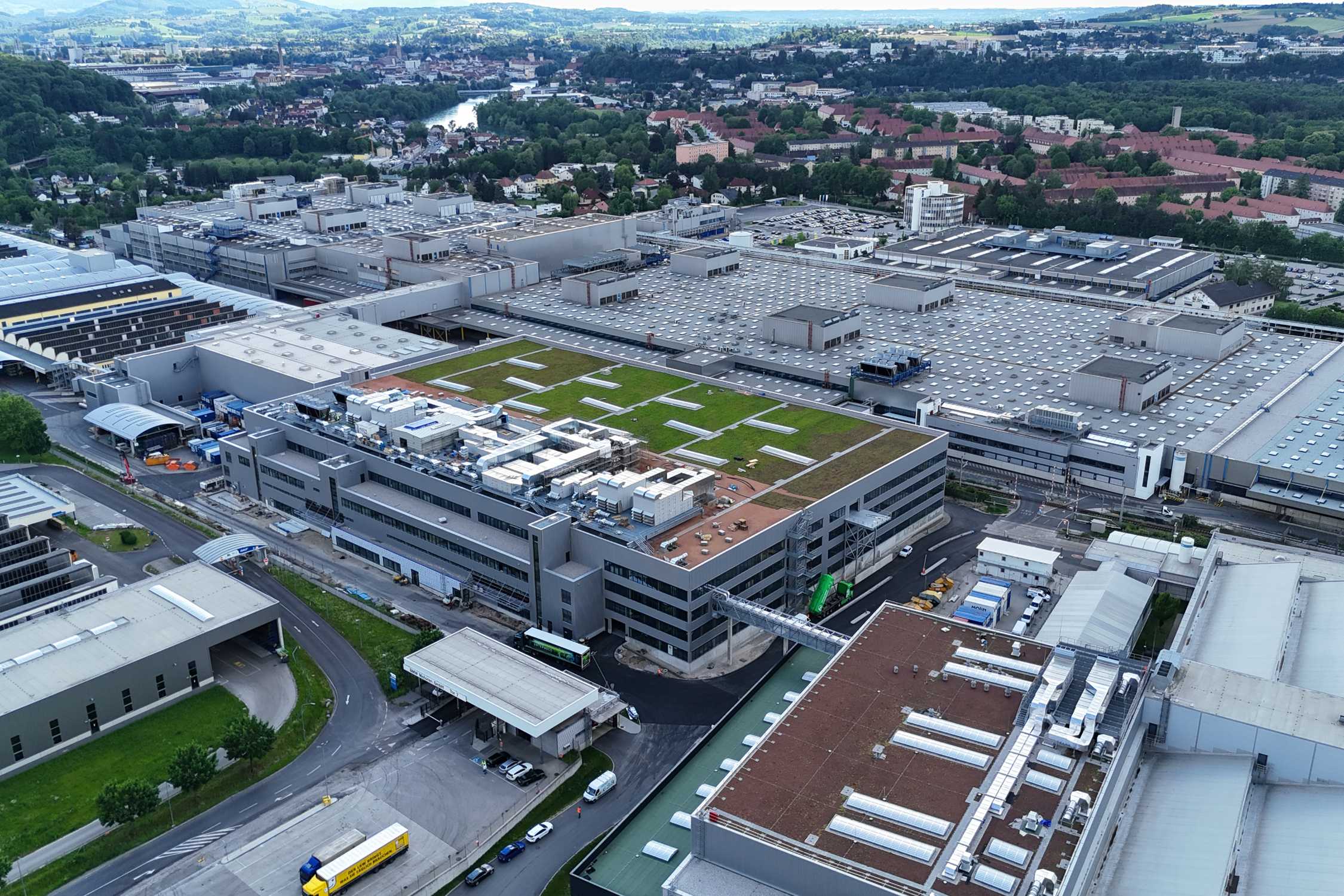 Die neue Montagehalle (Halle 52) für die E-Antriebsproduktion am BMW ...