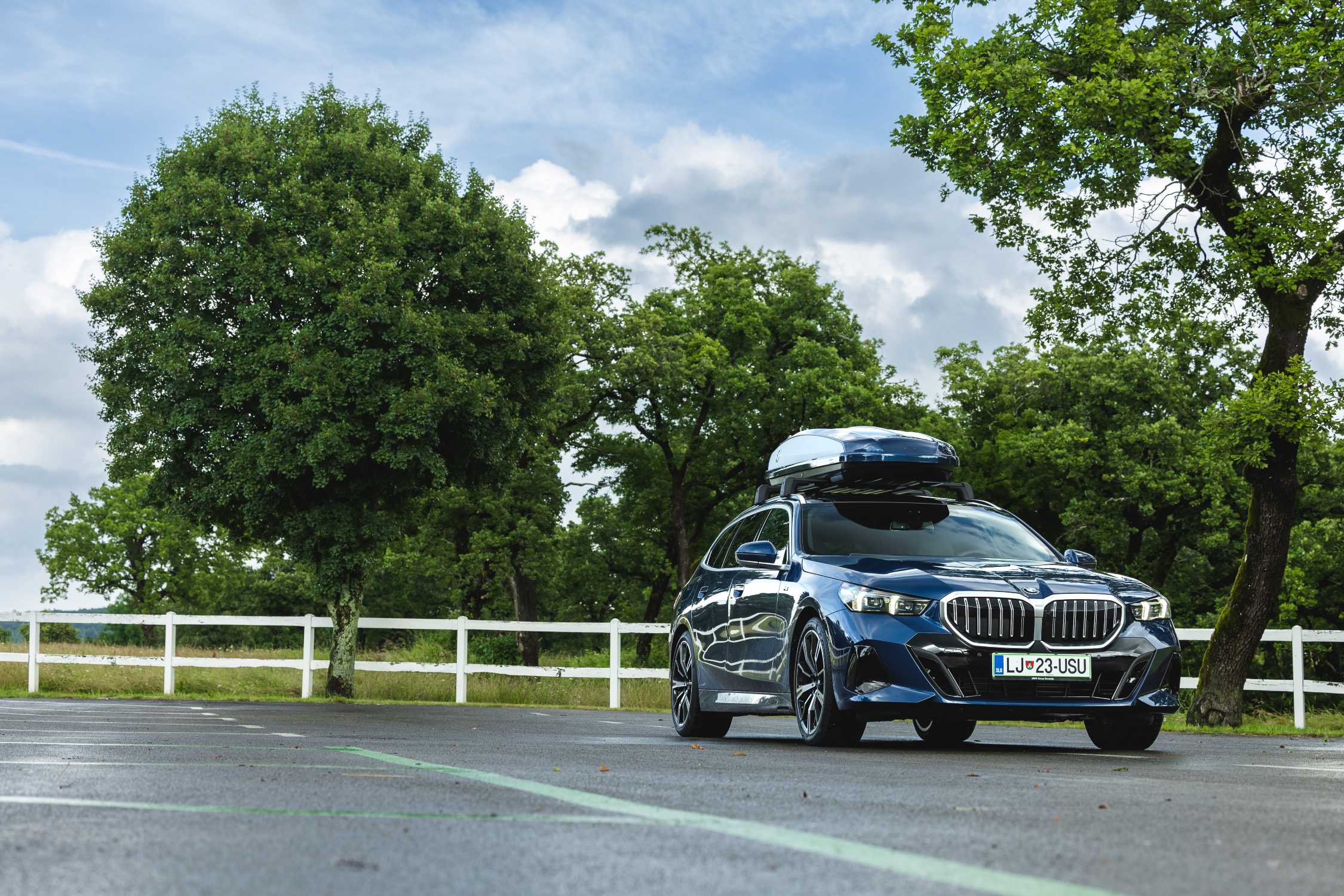 BMW 520d Touring with BMW Roofbox (06/2024)