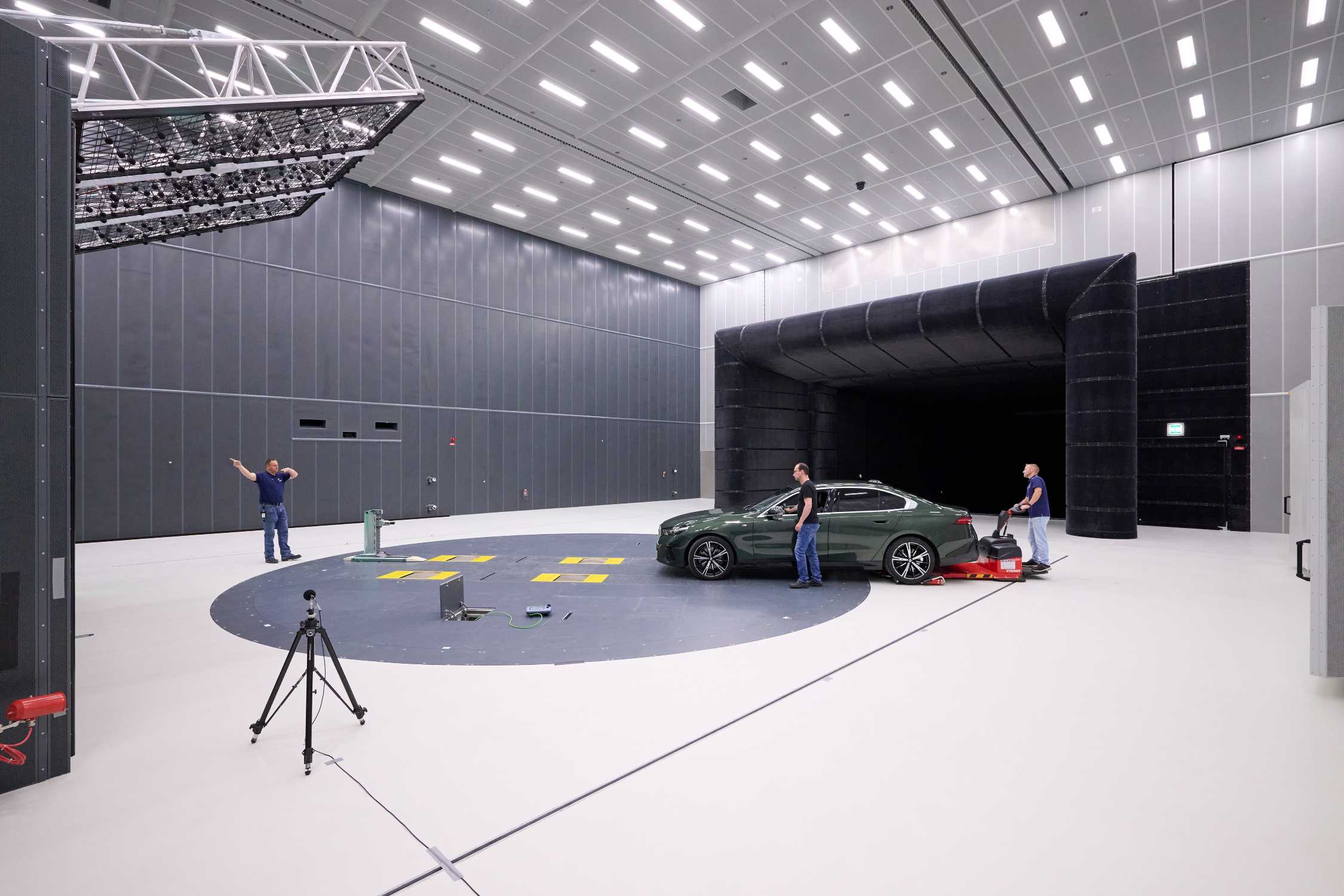 Turntable in the new Aeroacoustics Wind Tunnel of the BMW Group (11/2024)