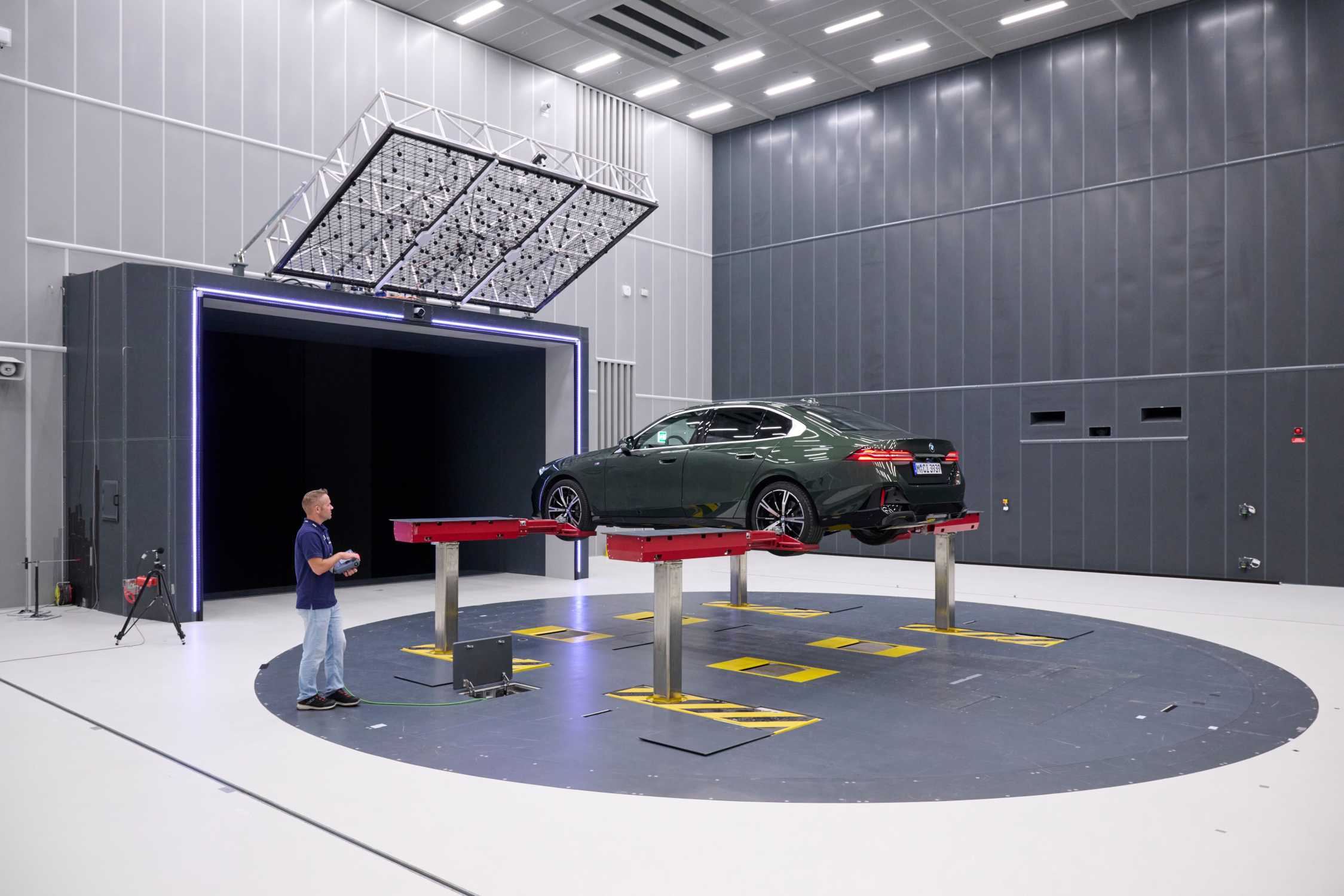 Turntable in the new Aeroacoustics Wind Tunnel of the BMW Group (11/2024)