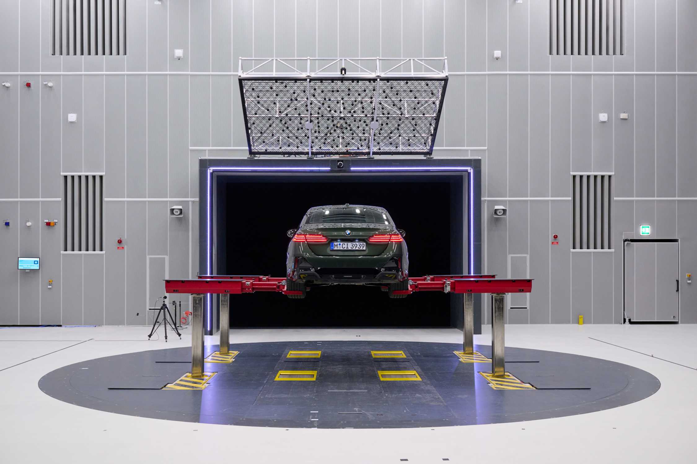 Turntable in the new Aeroacoustics Wind Tunnel of the BMW Group (11/2024)