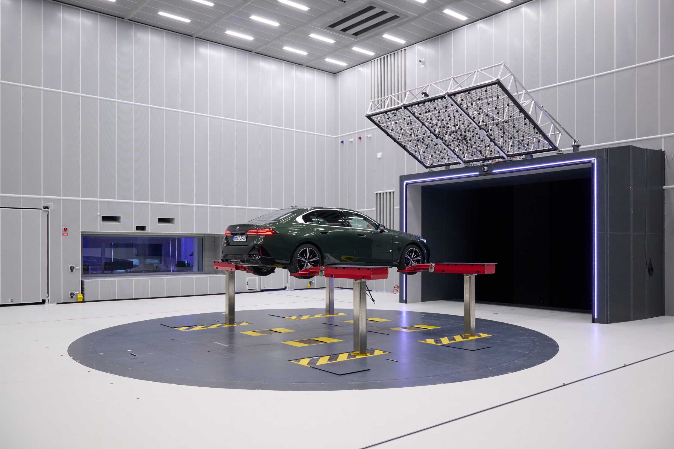 Turntable in the new Aeroacoustics Wind Tunnel of the BMW Group (11/2024)