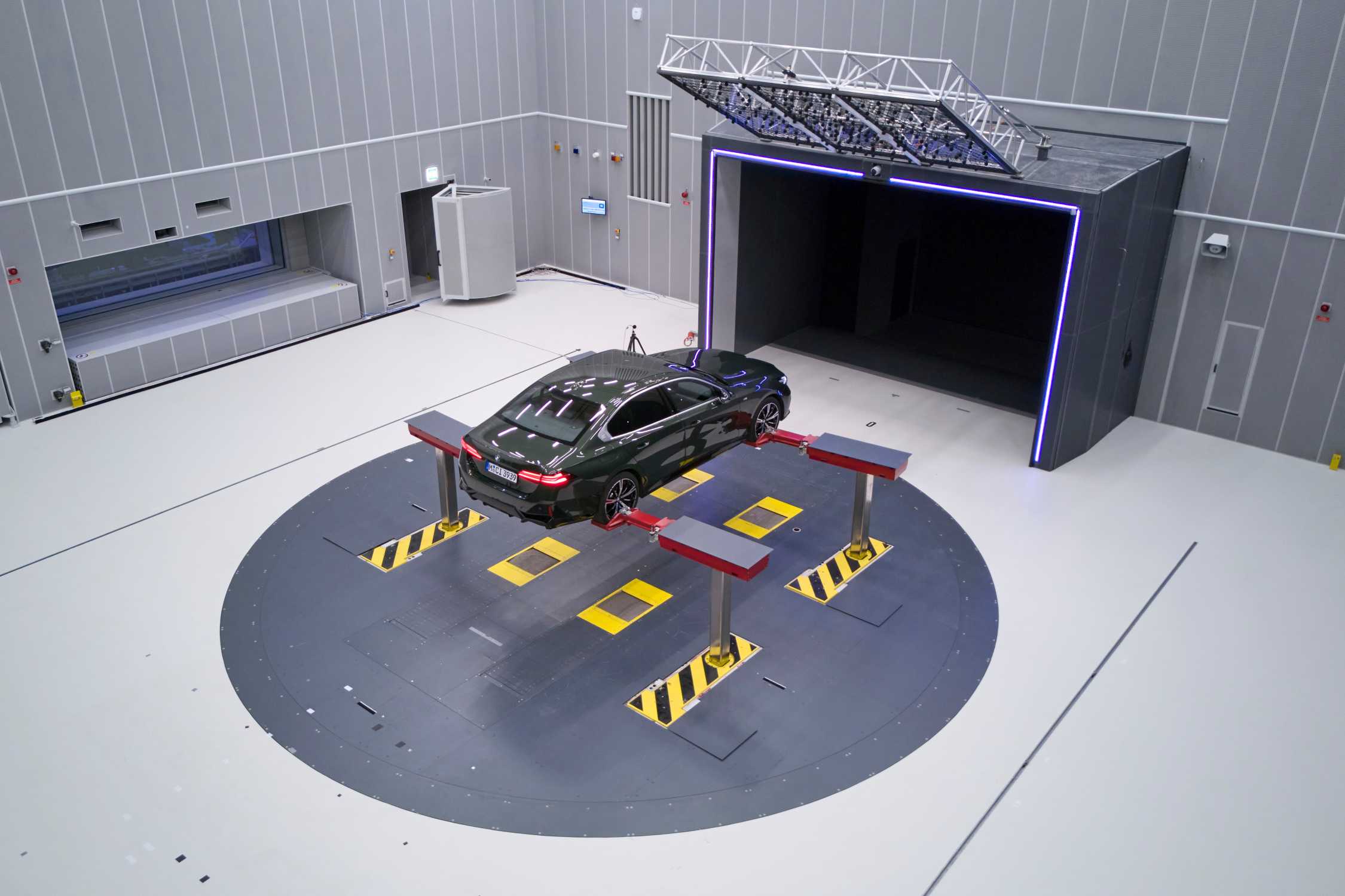 Turntable in the new Aeroacoustics Wind Tunnel of the BMW Group (11/2024)