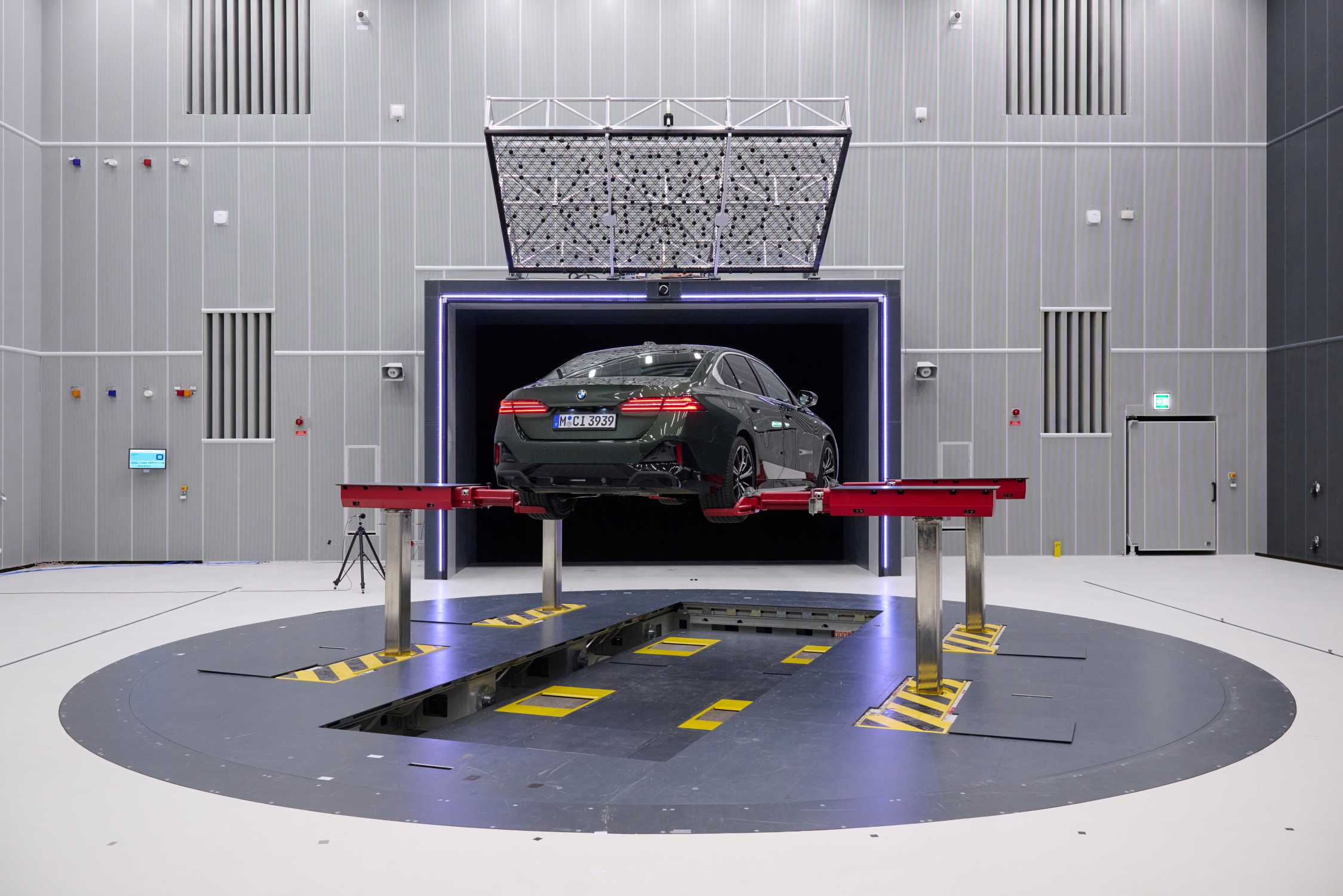 Turntable in the new Aeroacoustics Wind Tunnel of the BMW Group (11/2024)