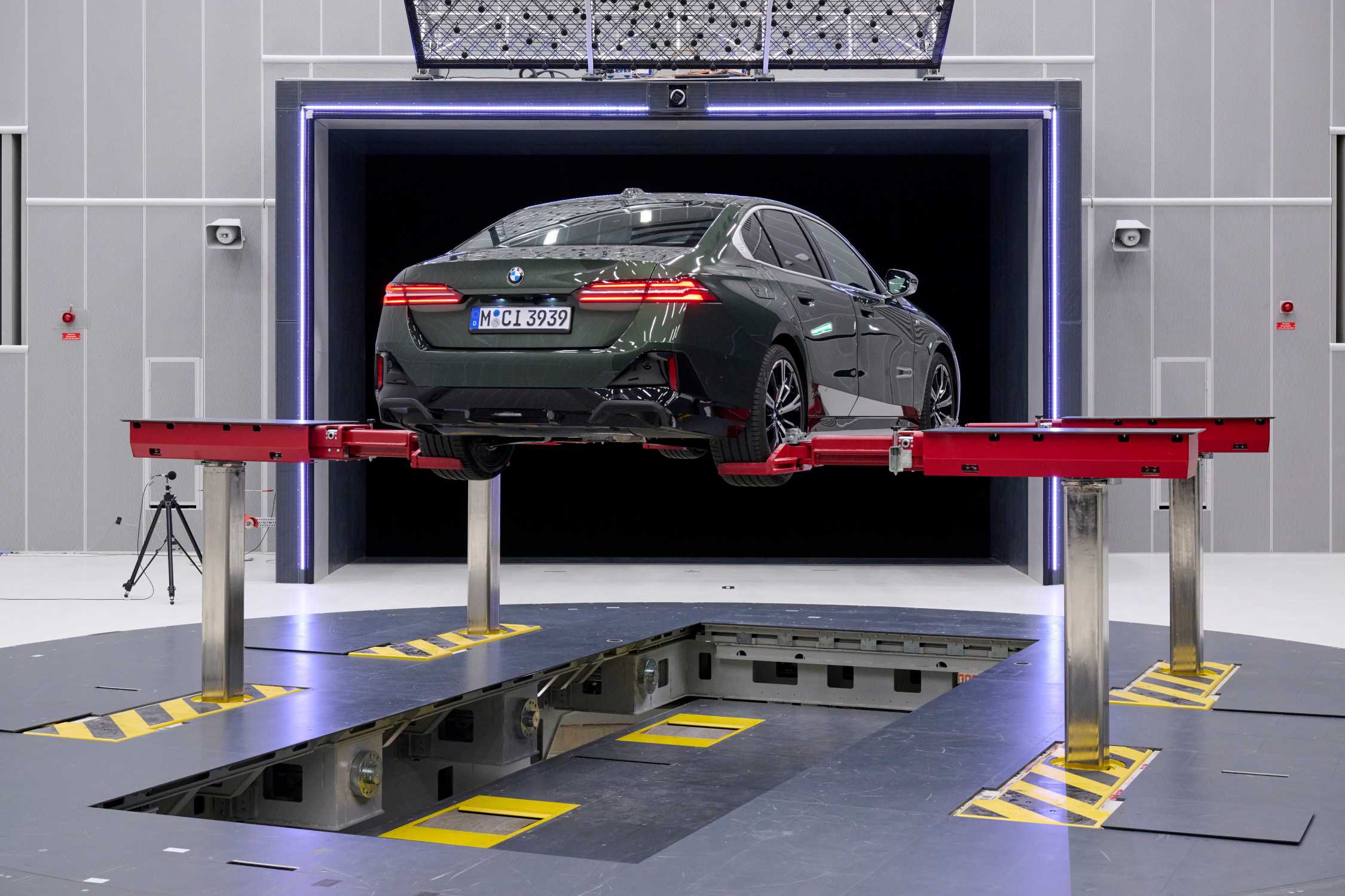 Turntable in the new Aeroacoustics Wind Tunnel of the BMW Group (11/2024)