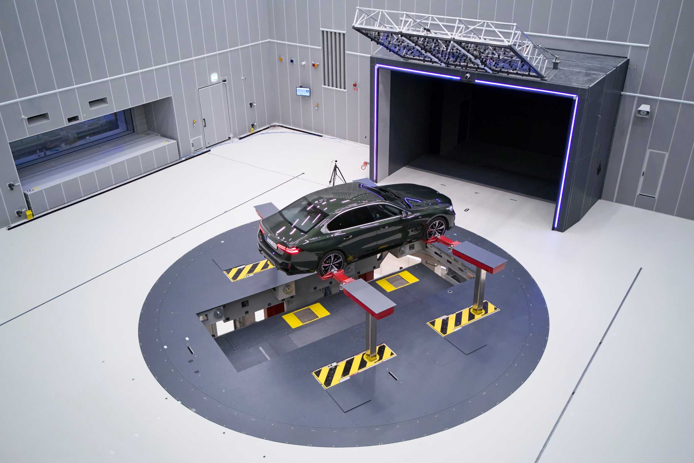 Turntable in the new Aeroacoustics Wind Tunnel of the BMW Group (11/2024)