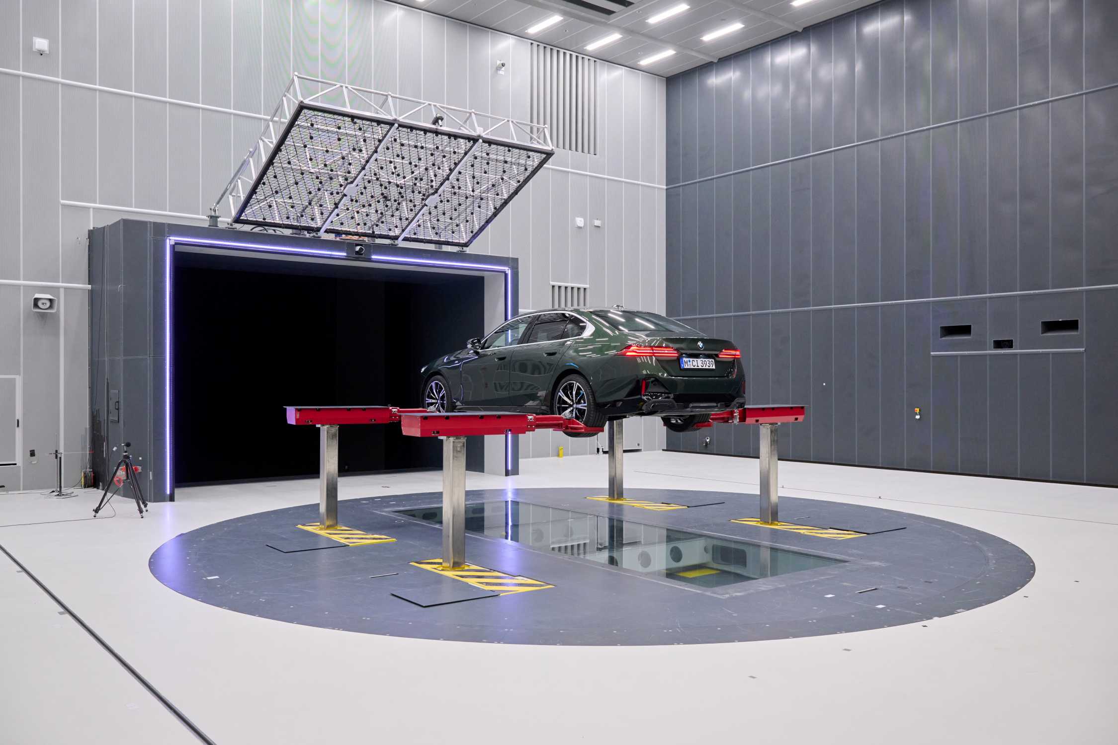 Turntable in the new Aeroacoustics Wind Tunnel of the BMW Group (11/2024)