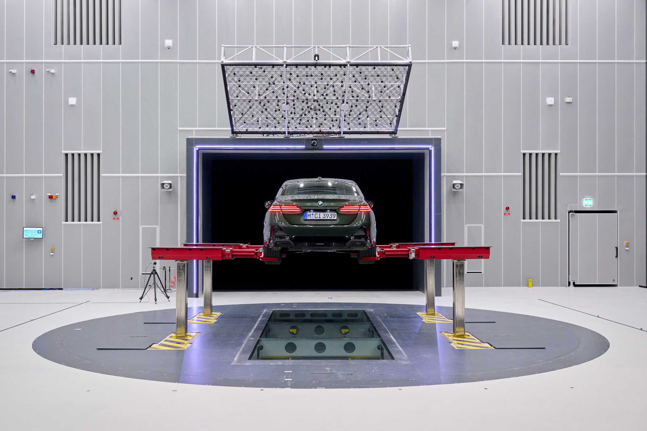 Turntable in the new Aeroacoustics Wind Tunnel of the BMW Group (11/2024)