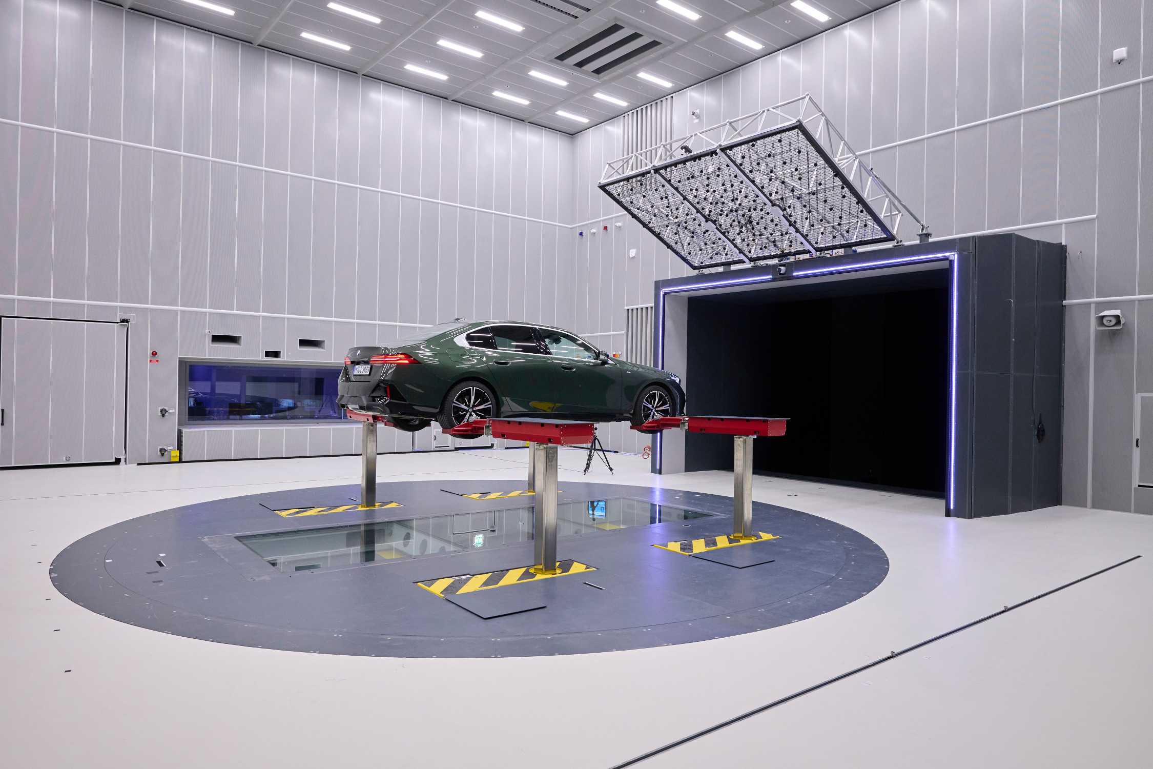 Turntable in the new Aeroacoustics Wind Tunnel of the BMW Group (11/2024)