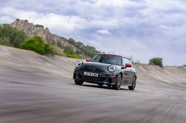 MINI COOPERのモデル・ラインアップにハイ・パフォーマンス・モデル「JOHN COOPER WORKS」を追加