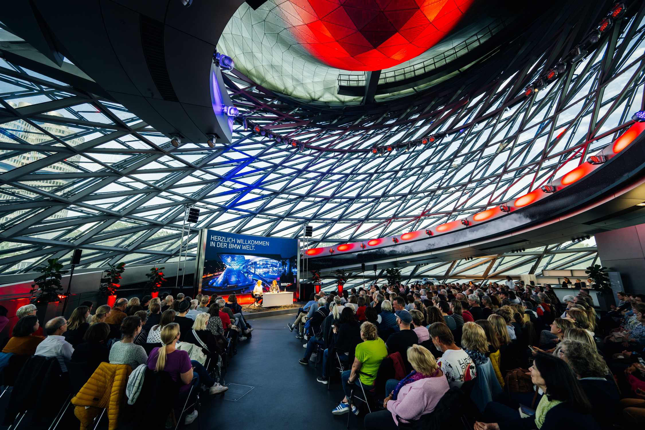 Professor Dr. Hendrik Streeck feiert Thriller-Debüt in der BMW Welt.