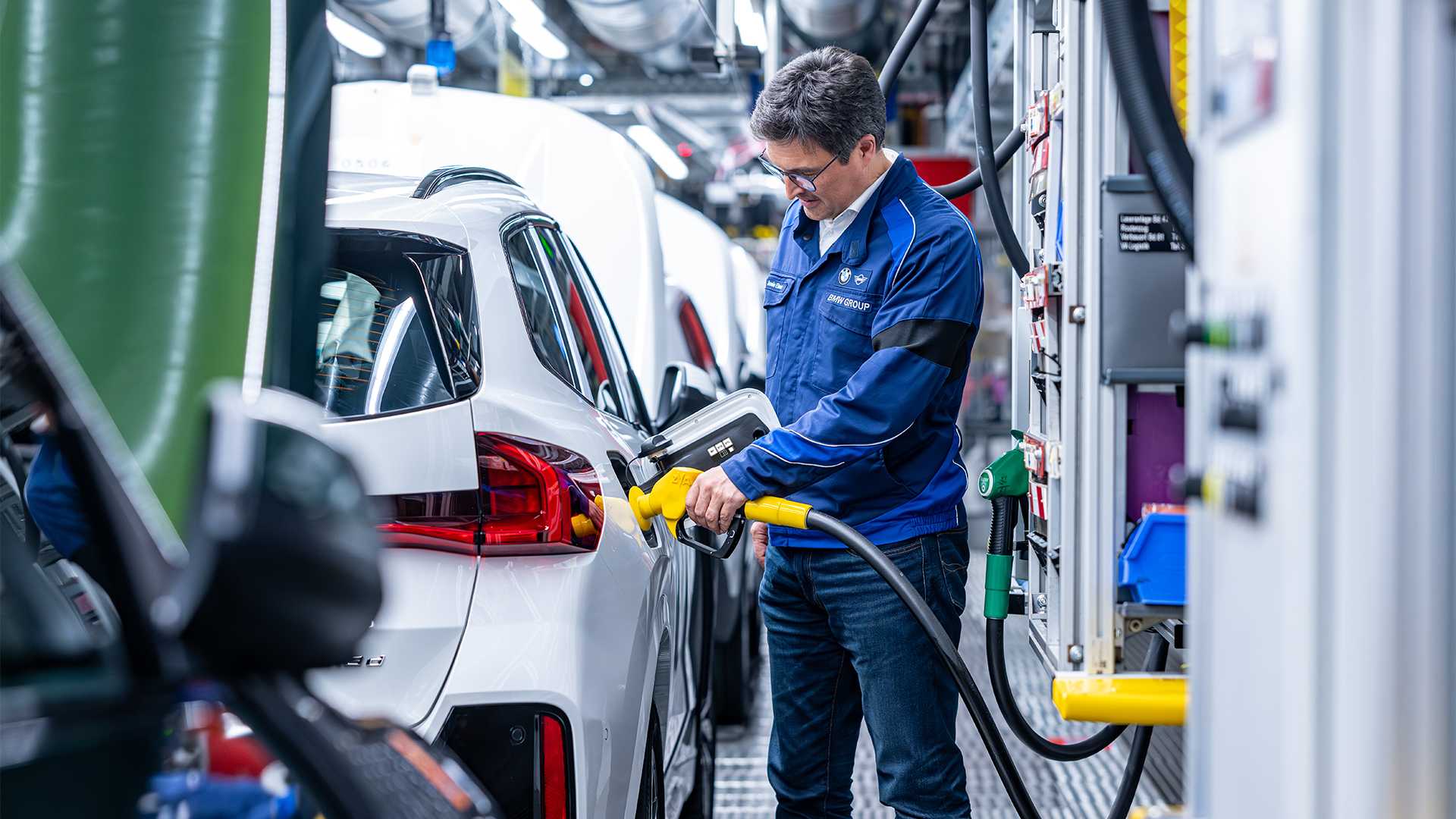 First filling at the plant with HVO 100. Plant Manager Armin Ebner at the BMW Group Plant Regensburg. December 2024