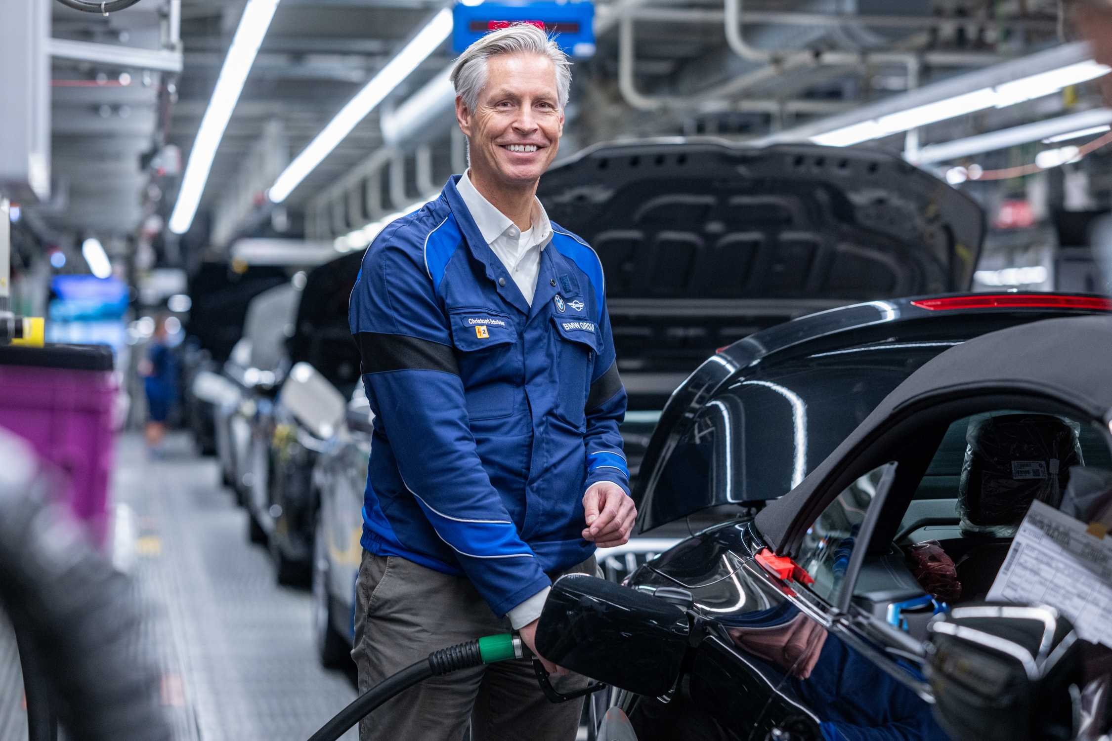 First filling at the plant with HVO 100. Plant Manager Christoph Schröder at the BMW Group Plant Dingolfing. December 2024