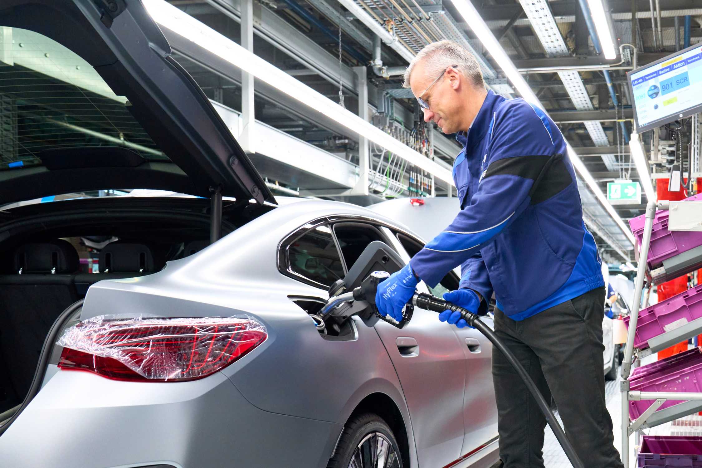 First filling at the plant with HVO 100. Plant Manager Peter Weber at the BMW Group Plant Munich. December 2024