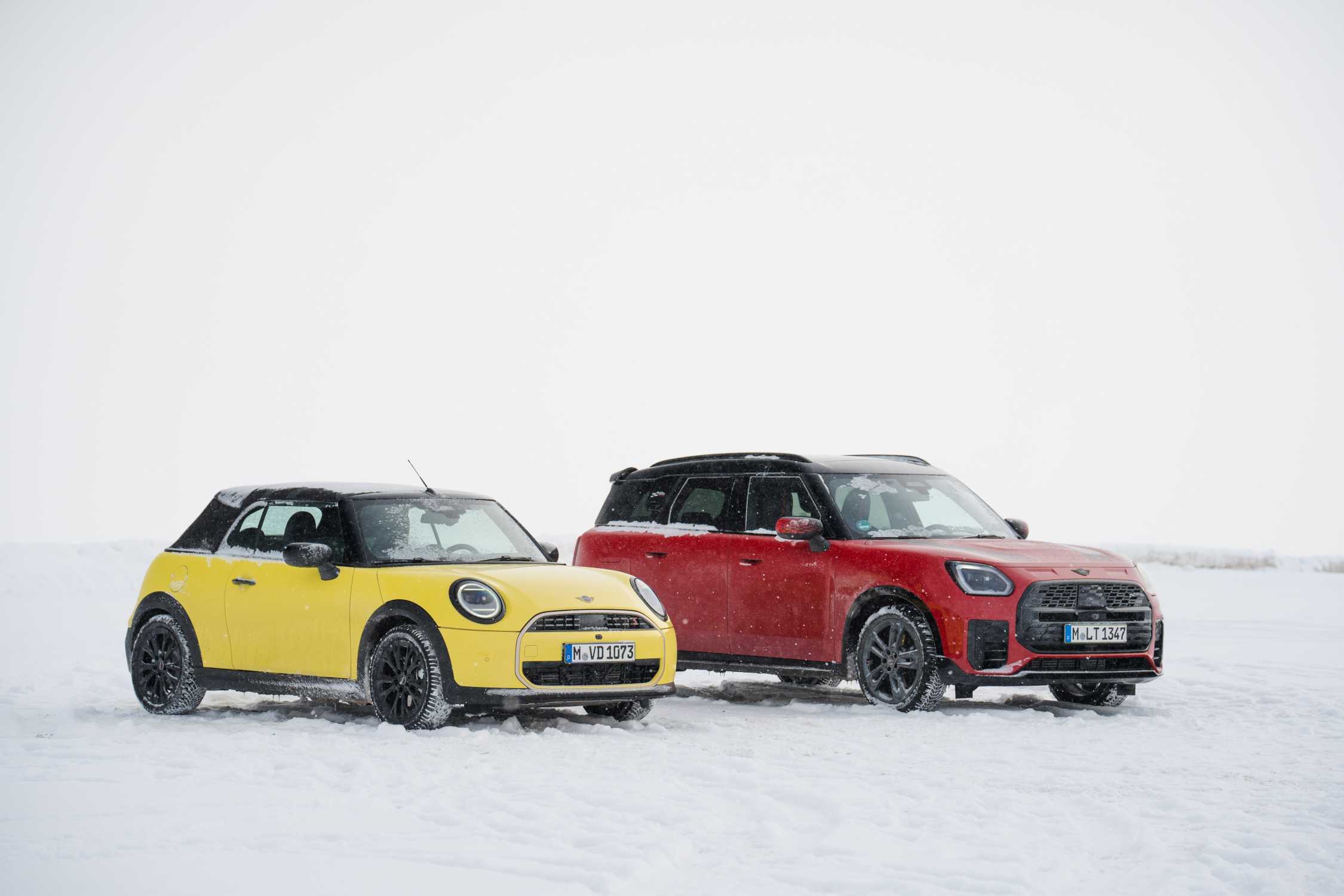 MINI Cooper ConvertibleS and MINI Countryman S ALL4 in winter (12/2024).