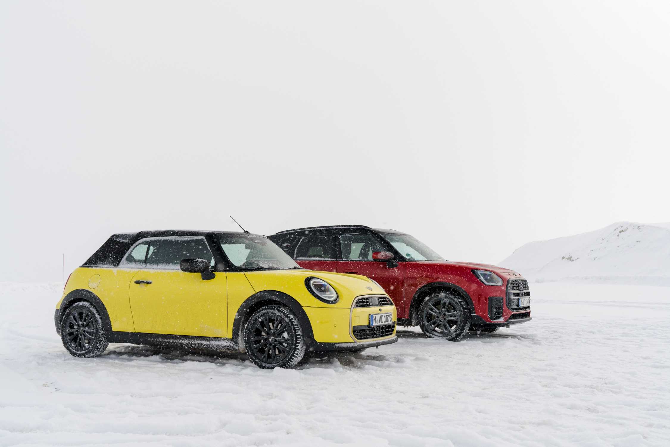 MINI Cooper ConvertibleS and MINI Countryman S ALL4 in winter (12/2024).