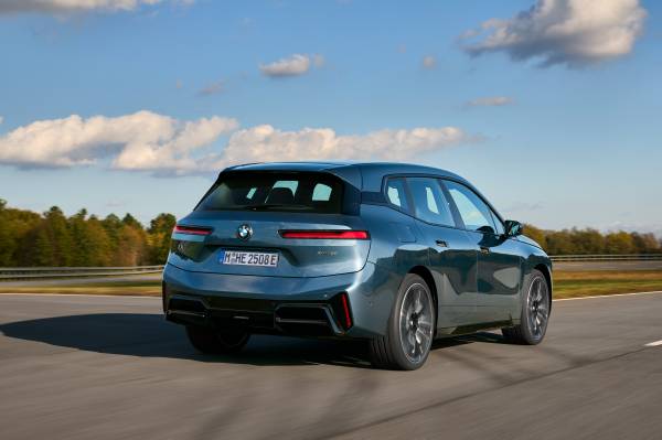 The new BMW iX xDrive60, Arctic Race Blue metallic. (01/2025)