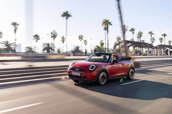 Historia de postal. El MINI Cooper Convertible S en Chili Red.