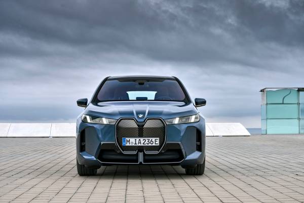 The new BMW iX xDrive60, Arctic Race Blue metallic. (01/2025)